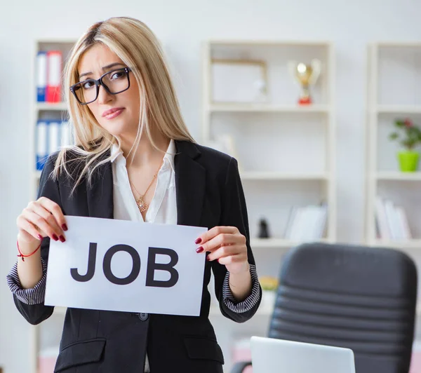 Jeune femme d'affaires avec message au bureau — Photo