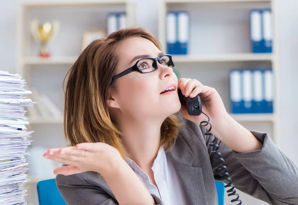 Geschäftsfrau arbeitet im Büro — Stockfoto