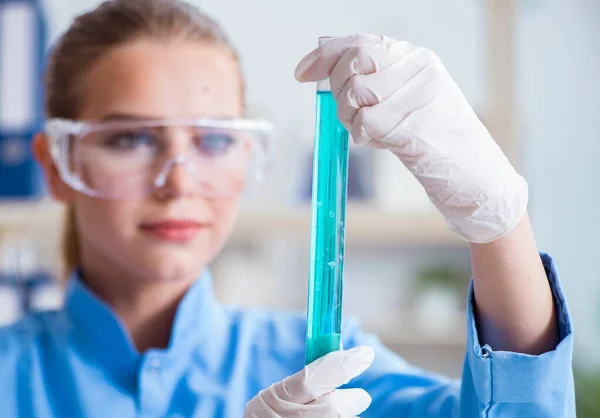 Pesquisadora cientista conduzindo uma experiência em um labora — Fotografia de Stock