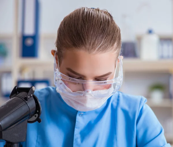 Pesquisadora cientista conduzindo uma experiência em um labora — Fotografia de Stock