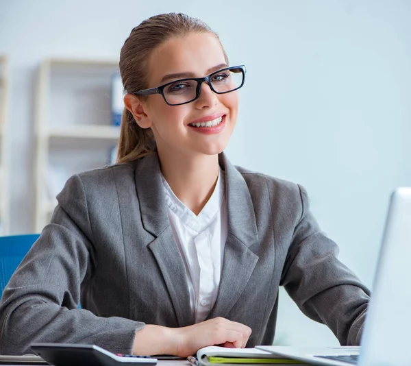 Junge Geschäftsfrau Buchhalterin arbeitet im Büro — Stockfoto