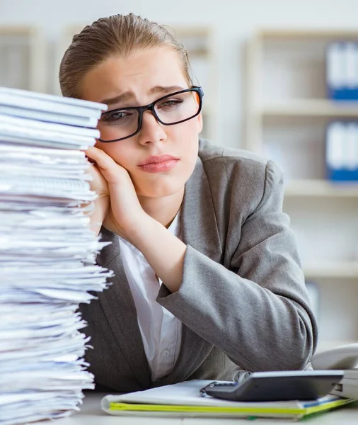 Mujer empresaria jefe contable trabajando en la oficina — Foto de Stock