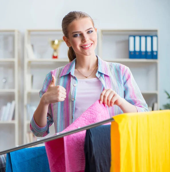 Jovem dona de casa fazendo lavanderia em casa — Fotografia de Stock