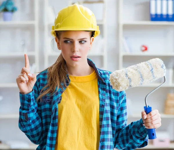 Jovem fazendo pintura em casa — Fotografia de Stock