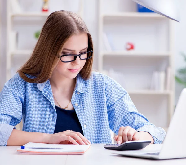 Jonge tiener vrouwelijke student voorbereiding voor examens thuis — Stockfoto