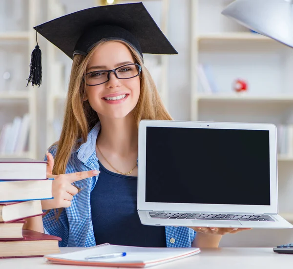 Unga tonåriga kvinnliga student förbereder sig för tentor hemma — Stockfoto