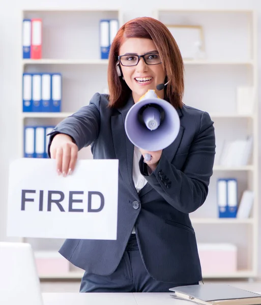 Empresária despede pessoas no cargo — Fotografia de Stock