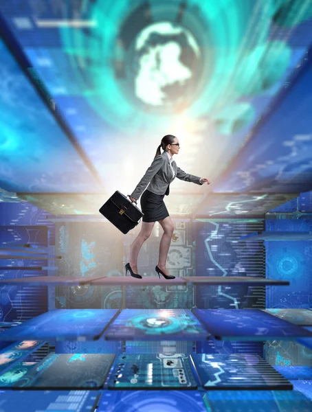 Veri yönetimi kavramında yürüyen iş kadını