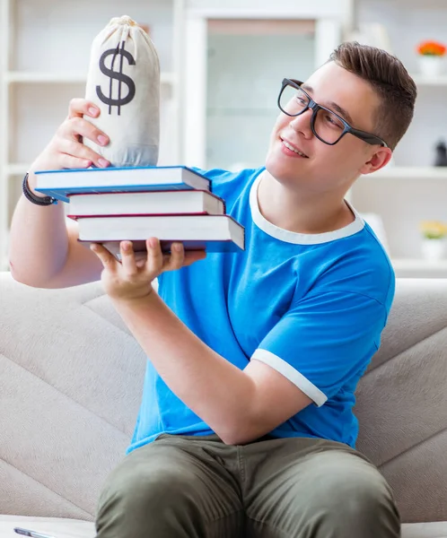 Estudiante joven preparándose para los exámenes que estudian en casa en un sofá — Foto de Stock