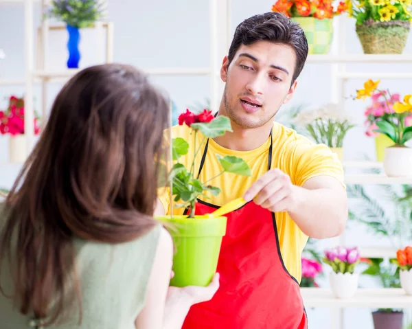 Цветочный магазин, продающий цветы — стоковое фото