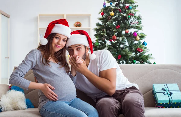 Genç aile Noel 'i kutlayan bir bebek bekliyor. — Stok fotoğraf