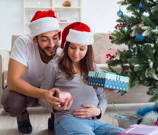 Famiglia giovane in attesa di bambino bambino che celebra il Natale — Foto Stock