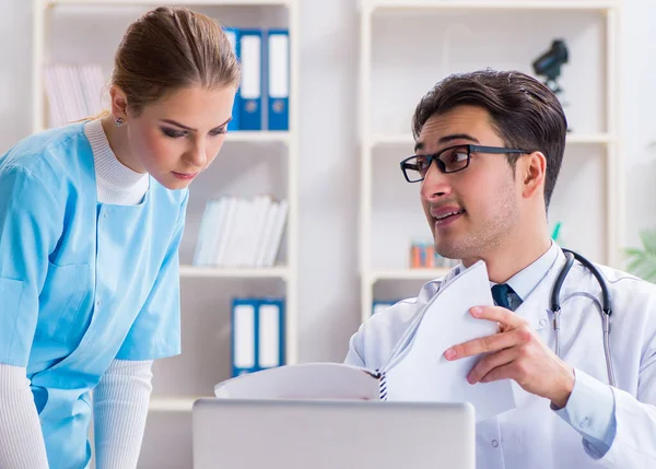 Ärztin und Mann diskutieren im Krankenhaus — Stockfoto