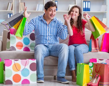 Alışveriş yaptıktan sonra genç çift.