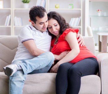 Bir bebek bekleyen genç çift.