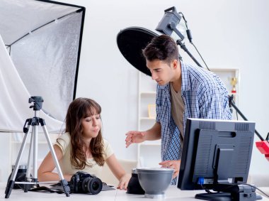 Fotoğraf stüdyosunda çalışan genç fotoğrafçı.