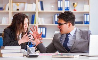 Kadın ve erkek arasındaki ofis anlaşmazlığı