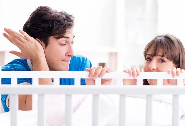 Familia joven frustrada por el llanto del bebé — Foto de Stock