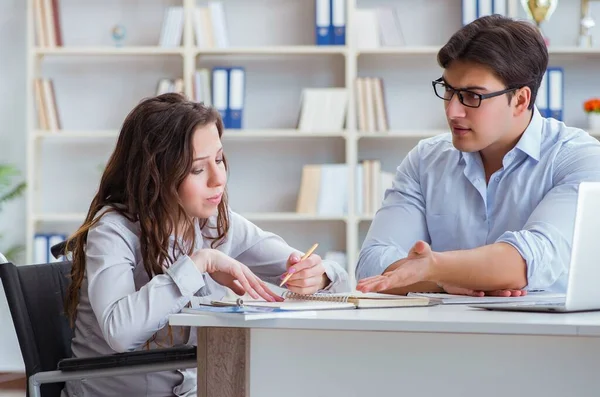 Funktionshindrade studenter som studerar och förbereder sig för collegeprov — Stockfoto