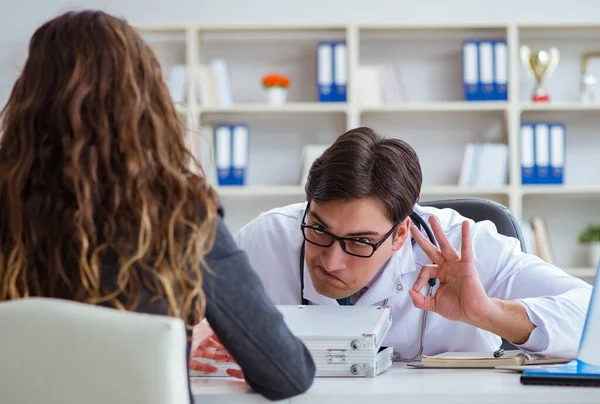 Jonge arts in het concept van de medische verzekering fraude — Stockfoto