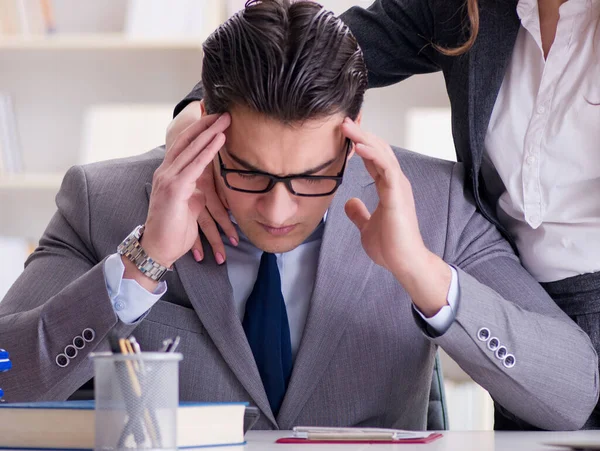 Ongelukkig baas heeft een praatje met zijn secretaresse — Stockfoto