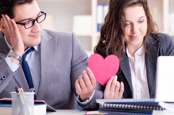 Casal feliz trabalhando no mesmo escritório — Fotografia de Stock