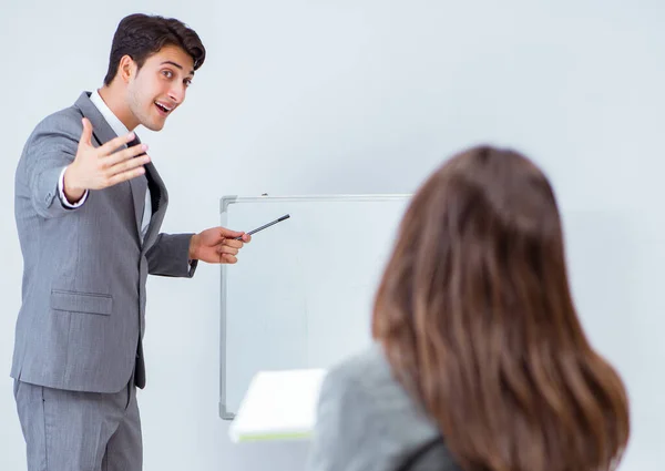 Zakelijke presentatie in het kantoor met man en vrouw — Stockfoto