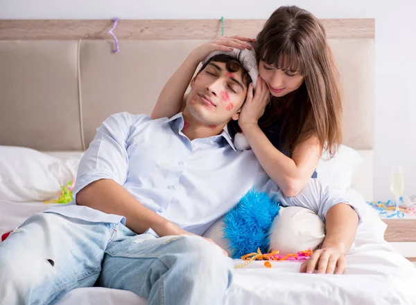 Jovem casal festejando na cama — Fotografia de Stock