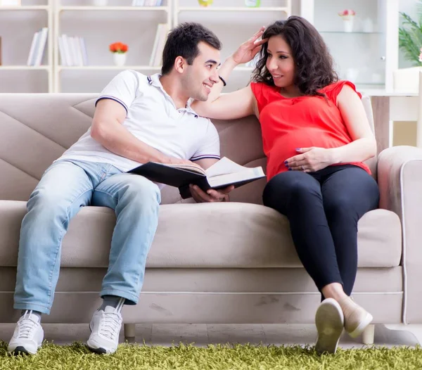 Familia joven pareja esperando un bebé — Foto de Stock