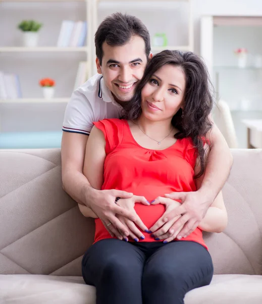 Unga par familj väntar barn — Stockfoto