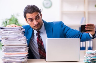 Genç bir erkek işçi aşırı işten memnun değil.