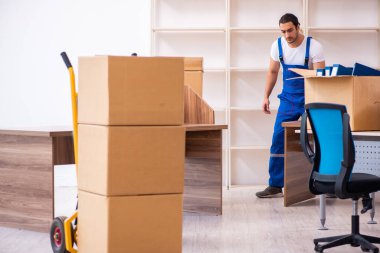 Genç erkek, profesyonel nakliyeci evde yer değiştiriyor.