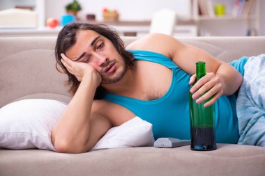 Genç adam partiden sonra evde uyanıyor.