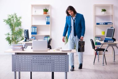 Erkek çalışan doğrudan yataktan işe geliyor.