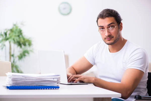 Junger Behinderter arbeitet von Haus aus — Stockfoto