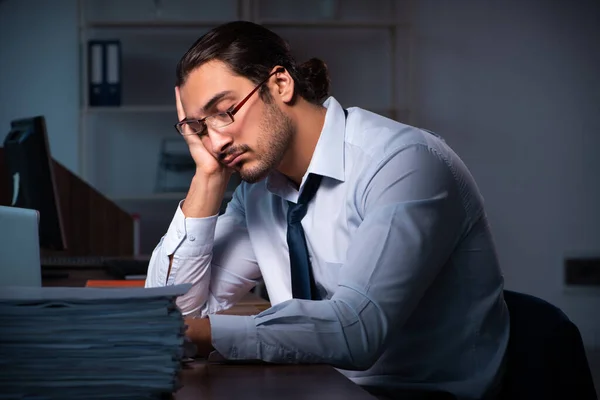 Junge männliche Mitarbeiter arbeiten nachts im Büro — Stockfoto