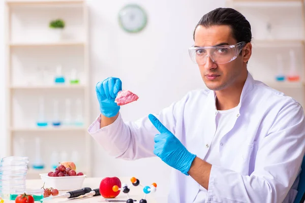 Jonge mannelijke voedingsdeskundige die voedingsproducten in het lab test — Stockfoto