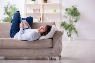 Evde sınava hazırlanan genç bir erkek öğrenci.