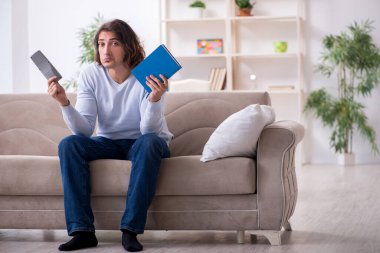 Evde sınava hazırlanan genç bir erkek öğrenci.