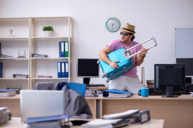 Genç erkek çalışanımız geziye hazırlanıyor.