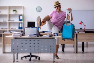 Genç erkek çalışanımız geziye hazırlanıyor.