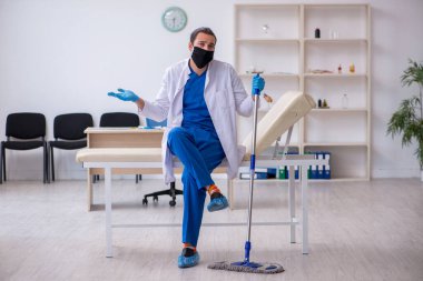 Genç erkek müteahhit salgın konseptinde dezenfekte kliniği