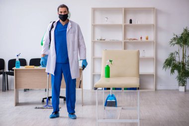 Genç erkek müteahhit salgın konseptinde dezenfekte kliniği
