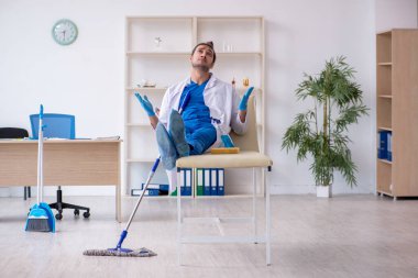 Genç erkek müteahhit salgın konseptinde dezenfekte kliniği