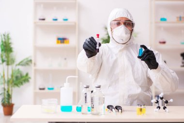 Coronavirus COVID-19 konseptinde çalışan doktor.