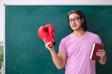 Yönetim kurulunun önünde genç bir erkek öğrenci.