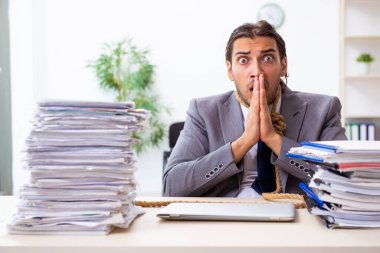 Genç bir erkek işçi aşırı işten memnun değil.