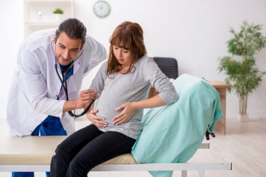 Genç bir kadın, genç bir erkek jinekolog.