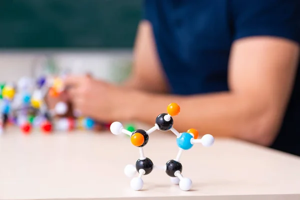 Jovem cientista sentado na sala de aula — Fotografia de Stock