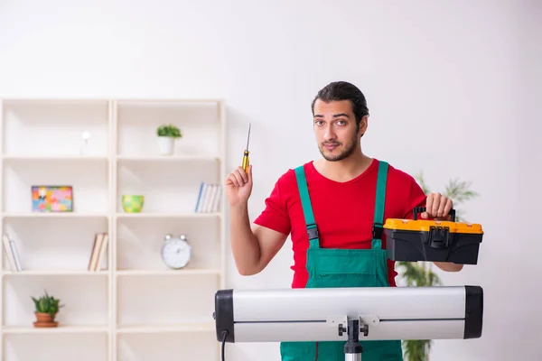 Junger männlicher Bauunternehmer repariert Heizung im Haus — Stockfoto